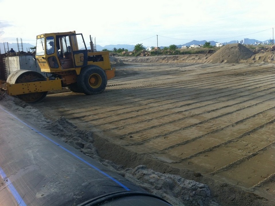 Thi cong san nen Tram bom chinh.jpg